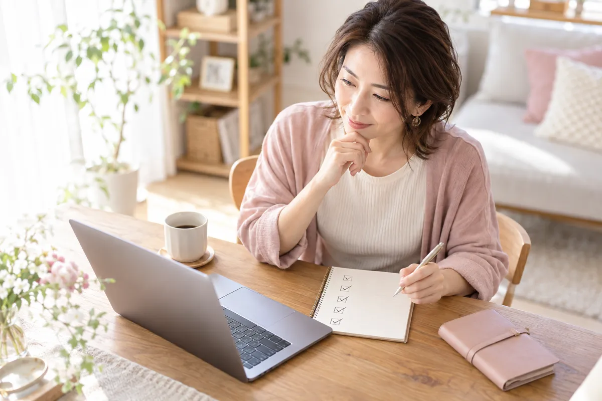 無料レッスンを見ながら受講前の確認項目を整理する女性